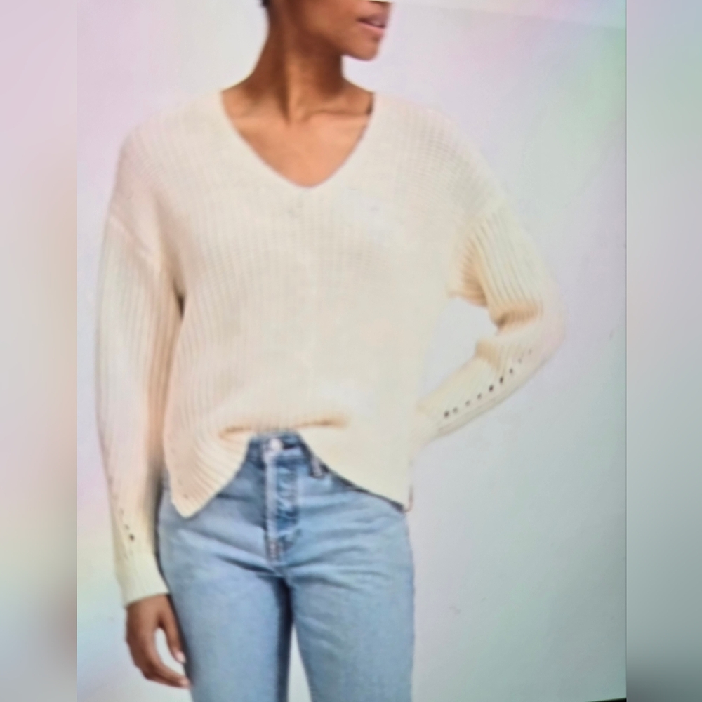 Everlane Textured V Neck Bone Color Cozy Sweater. Size L